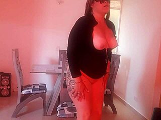 i'm watching the tattooed woman masturbate while she does chores at home