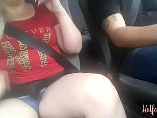Loira Teases Uber Driver with Her Panties in Car