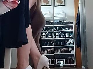 Novinha gostosa experimentando lingerie adoro calcinhas que ficam socadinhas na bunda bem pequenas e fáceis de tirar ou colocar de ladinho hmmm