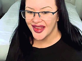 लाना लिशियस कपड़े उतारते ही बेड पर स्क्वर्ट करती है