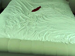 लाना लिशियस कपड़े उतारते ही बेड पर स्क्वर्ट करती है