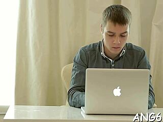 dude savours babe's cunt with licks 😍