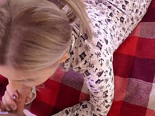 I watch sexy mom do deepthroat an doggy, cumshot closeup