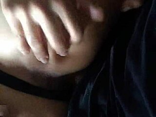 mi puta bien caliente se abre las nalgas para mostrarme el ano