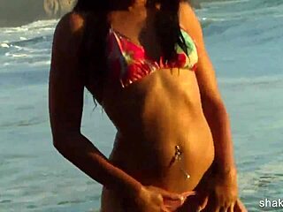 हॉटी पब्लिक बीच पर बिकिनी में बूटि शेक कर रही है!