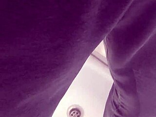 Gaste85 peeing in the bathroom descriptively