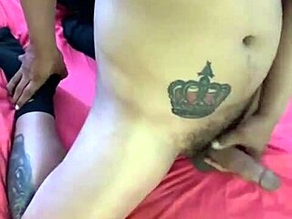 i'm masturbatin in my polola's room, feelin so horny