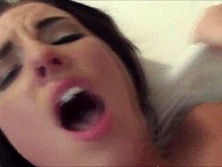 Beautiful teen masturbates live on webcam for viewers