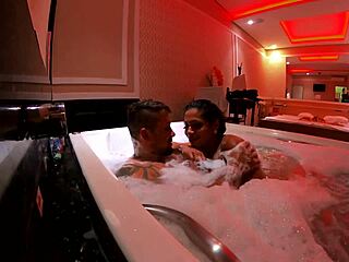 Morena wants to give ass to mr matusalem in the water