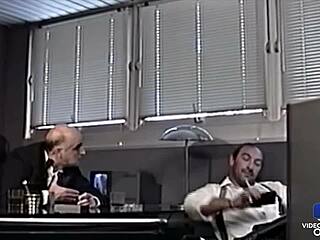 julia channel belle brunette aux gros seins baisée en voiture