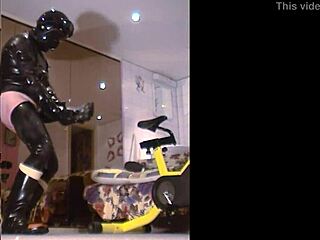 Roxina's crazy rubber retro video from 2003