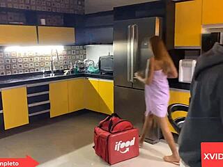 Gostosa nua no quarto, jardineiro pegou no flagra e acabou comendo a loira com creampie público