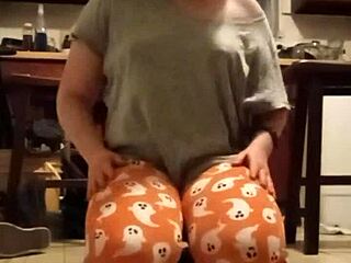 Sofie marie poses and fucks lesbian women with muff diving