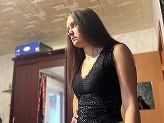 Beautiful Bitch Cheats with Delivery Man for Pizza!