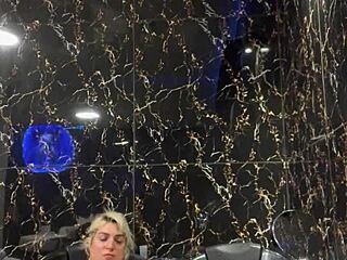 who wants to join me in the jacuzzi for handjob?