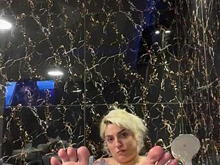 who wants to join me in the jacuzzi for handjob?