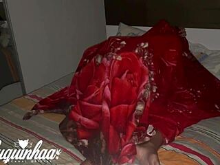 Fudendo com minha amiga dbabygirl1 em baixo dos lençóis para ninguém ver