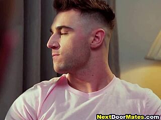 मस्कुलर गे नेबर्स रॉ बेयरबैक एक्शन में डाइव करते हैं।