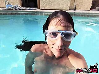 Brunette Cougar Sofie Marie Toys Pussy Underwater