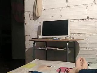 sexo casero con mi hermana en su habitación cuando sale del baño parte 1