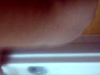 what’s hiding in this chubby bath play?