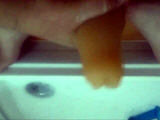 what’s hiding in this chubby bath play?