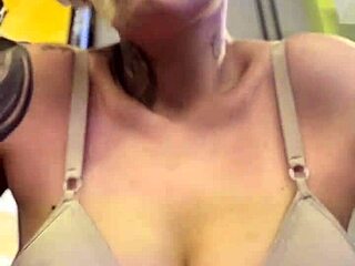 nossa eu de sutia treinando na academia toda suada louca de tesao escorreu pela bucetinha lisinha suada