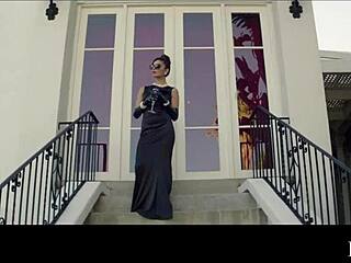 एमिली, डीपी क्वीन, मिक और डैंटे द्वारा स्पिट रोस्टेड