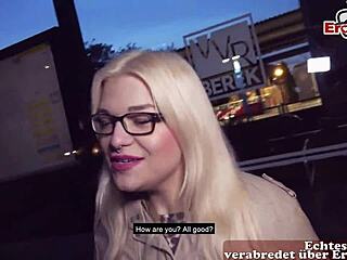 Deutsche Blondine Mit Brille Und In Nylons Auf Der Straße ABGESCHLEPPT