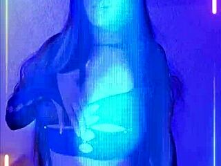 Look how she shakes that ass while dancing and fucks like a pro!