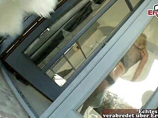 dünne blonde schlampe kriegt anal creampie in mmf dreier, geil