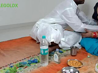 देसी ससुर बहू को रफ डॉगीस्टाइल चोदाई के लिए पकड़ते हैं