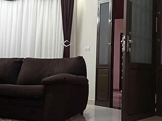 Dona De Casa Safada Teases Delivery Guy With No Panties