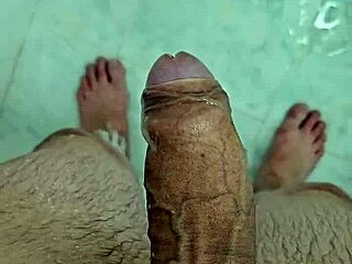 Batendo Punheta No Banho