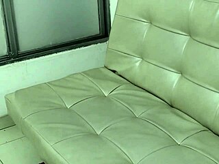 Hermosa de Gran Culo Adicta al Sexo Se Come con Su Amante Mientras Su Marido Está Trabajando Parte 1