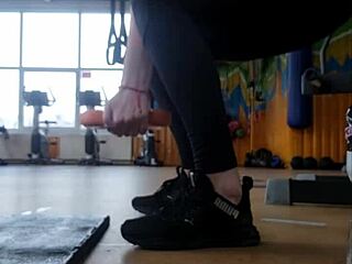 young female shakes ass in gym