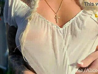 यंग बेब गार्डन में नेबर को खुद को देती है