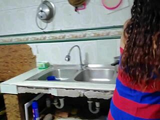 Follo Con Mi Novia En La Cocina Mientras Cocina