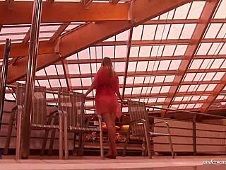 duna bultihalo bathes underwater