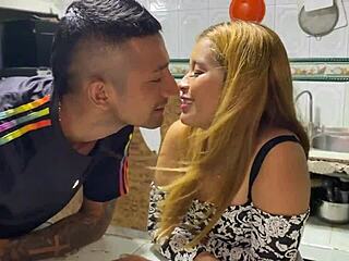 mientras mi hermanastra lava la loza la morboseo y me termina dando su coño