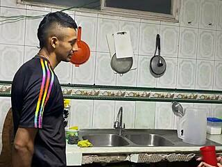 mientras mi hermanastra lava la loza la morboseo y me termina dando su coño