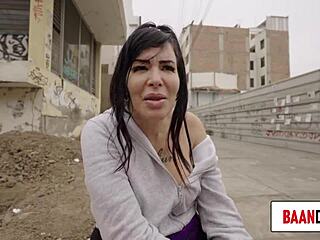 milf aprovecha para ganar algo de fama chupando mi polla