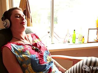 Does Ezmerelda cum to music solo?