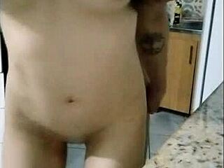 Comendo a buceta da novinho enquanto enf0r ela e prendo os braços do jeito que uma putinha gosta