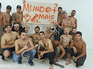 वाइल्ड ब्राजीलियन ऑर्गी थर्टीन कंस्ट्रक्शन वर्कर्स के साथ बेयरबैक शिफ्ट शुरू होने से पहले।