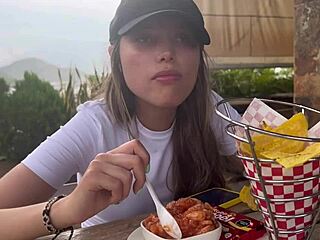 Uppss se me cayo este camaron en tu vagina te la voy a comer!