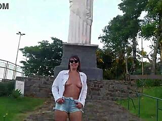 Gostosa Dos Seios Lindos Fazendo Sexo E Exibicionismo Em Famoso Ponto Turístico