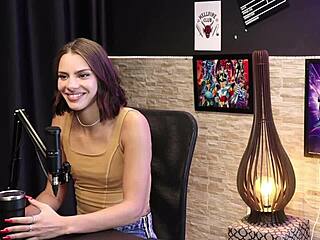 Debora Andrade Chupa O Pau Do Negro Top Delicia Em Um Boquete Cheia De Tesao