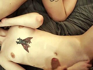 Lesbians in threesome jerking to cum!