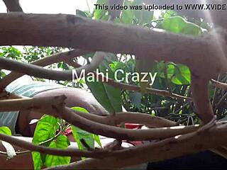 अरे गांव की आंटी, बगीचे में चोदना चाहती हो?